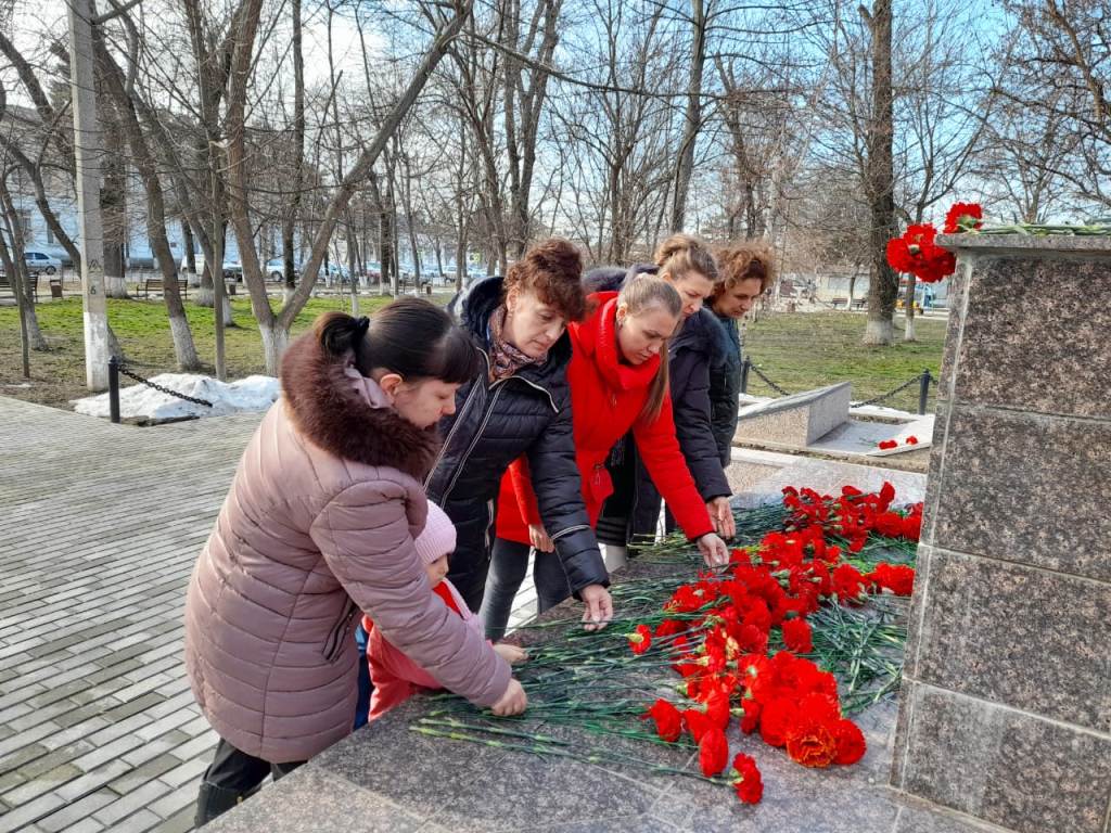 11 февраля 2021г. сотрудники МБДОУ МО г. Краснодар "Детский сад №227" приняли участие в акции "Цветы Памяти", посвященной Дню освобождения ст. Старокорсунской и г. Краснодара от немецко-фашистских захватчиков