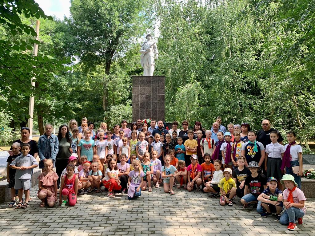 22 июня в День памяти и скорби сотрудники детского сада №227 приняли участие ав акции "ЦВЕТЫ ПАМЯТИ"